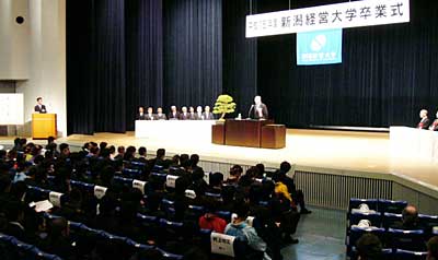 151人が巣立った新潟経営大学の卒業式