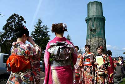燕市成人式で燕市のシンボル、水道塔をバックに記念写真を撮る新成人