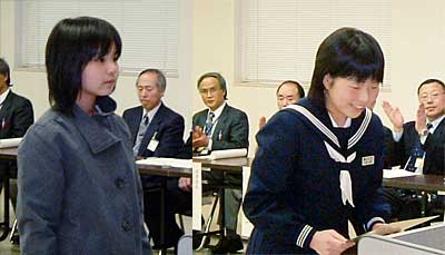 原田賞を受賞し、楯を受ける広瀬さん(左)と竹野さん(右)