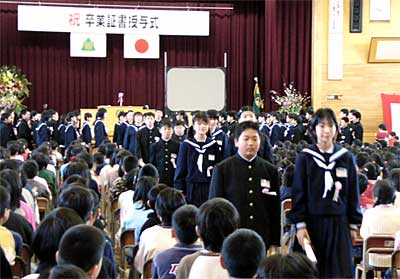 24日行われた燕西小学校の卒業式