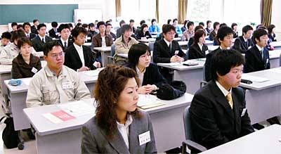 26日開かれた三条工業会と三条商工会議所主催の2004新入社員教育セミナー