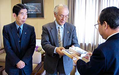左から小林佐武郎さん、捧武さん、高橋燕市長
