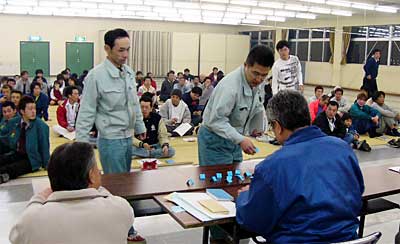 三条野球連盟が平成16年度第1回理事会を開き、くじ引きで市長杯争奪大会の組み合わせを決める