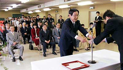 31日行われた三条市の平成15年度退職者辞令交付式