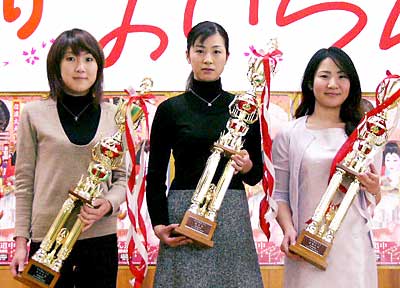 分水町おいらん道中のおいらん役に決まった左から小林さん、笠原さん、高橋さん