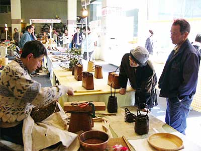 27、28日と県央地域地場産業振興センターで開かれている「新潟県クラフトマンクラブ in じばさん」
