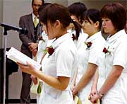 卒業生当時を述べる木菱さん