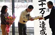 吉田助役からプレゼントを受け取る今泉さん