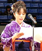 卒業生代表の答辞を述べる和泉沙央理さん