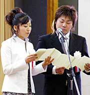 成人のことばをのべる佐藤さん(右)と石黒さん(左)