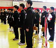 小学校で最後の校歌を歌う卒業生