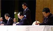協定書に調印する3首長
