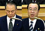 質問する浅野市議（左）と答える高橋市長（右）