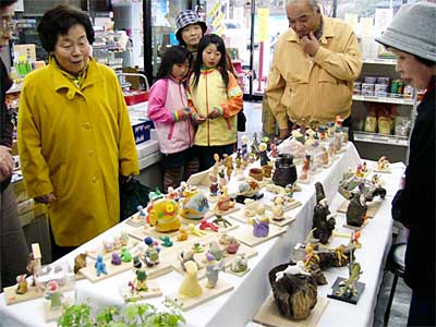 5日までMARUDAI有本商店で開かれている高木節郎さんのパン人形の作品展