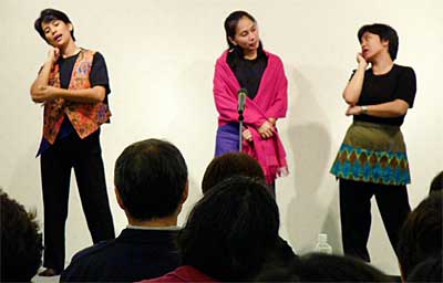 フィリピンからの出稼ぎ女性の日本での経験を演じる「シクハイ」のメンバー