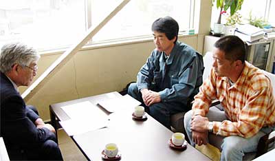 三条・栄・下田合併協議会の吉田事務局長(左)に斎場建設に関する要望書を提出する「月ケ岡養護学校に隣接する斎場計画を考える市民の会」の小林代表(中央)と鶴巻常任委員(右)