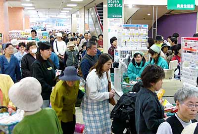 15日オープンした良食生活館三条店のレジから延びる買い物客の行列