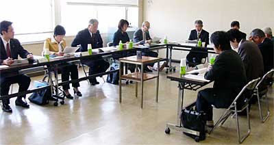 15日開かれた三条・栄・下田合併協議会組織体制等検討特別小委員会で庁舎は三条市役所現庁舎とする意見をまとめた