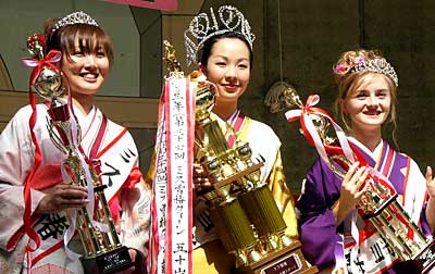 左からミス雪椿の瀬賀恵利美さん、ミス雪椿クイーンの渡辺浩子さん、ミス雪椿のアンドリュシチキナ・スヴェトラさん