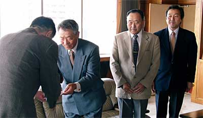 左から高橋市長、三条緑花木センター運営委員会の石附委員長、長谷川副委員長、そして長谷川JAにいがた南蒲保内支店係長
