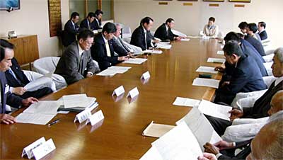 26日、三条市役所で開かれた新潟県中越衛生処理組合の議員説明会
