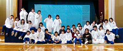 「新！仮装大賞」に出場する吉田北小学校卒業生、練習の合間に記念撮影