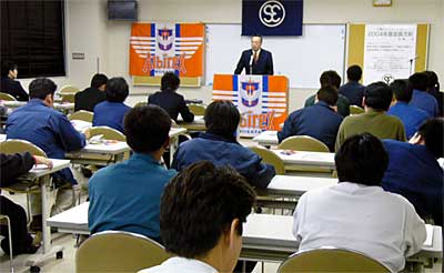 23日開かれた三条エコノミークラブ例会で池田弘(株)アルビレックス新潟代表取締役社長を講師に聴講