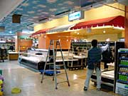 開店に向けて準備が進む店内