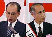 式辞を述べる熊谷三条郵便局長(左)、一日郵便局長として訓示する横谷中小企業大学校三条校校長(右)
