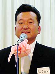 あいさつする小林定良三条祭り若衆会会長