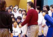練習を撮影したビデオのプレーバックを食い入るように見つめる子どもたち