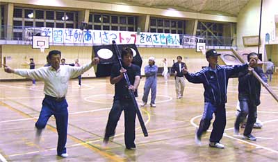 三条市立南小学校で行われている三条大名行列の先供の練習