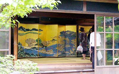三条まつり屏風展で屏風を展示する三条市丸井今井邸