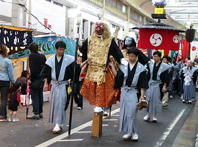 燕・戸隠神社の春季例大祭で行列を先導する天狗