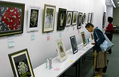 25日までパルム1の「スペース翔」で開かれている相田押し花教室の作品展