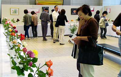 22、23日と緑の相談所で開かれている三条バラ愛好会の春のバラ展