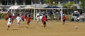 2日開かれた第2回マクドナルドカップ県央地区少年サッカー大会の決勝戦
