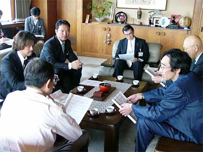 三条鍛冶道場建設で高橋三条市長に提言する三条デザイン研究会の5人の会員