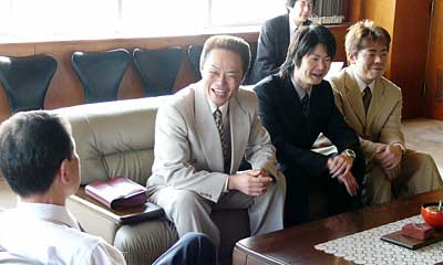 三条市に12万円を寄付し、高橋市長と談笑する(有)エム企画の樋口総括部長ら
