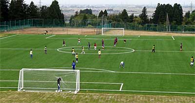 人工芝に生まれ変わった新潟経営大学のサッカー場