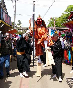 八幡宮を出発した天狗