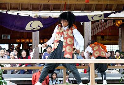 16日行われた神明宮春季大祭の太々神楽奉納で中学3年生の女の子が伶人見習いとしてデビューを飾った「五穀撒の舞」