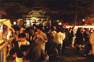 宵宮祭りでにぎわう八幡宮境内