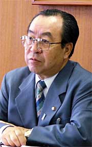 会見する高橋燕市長