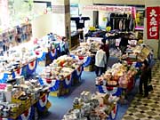 金物などが山積みの県央地域地場産業振興センター