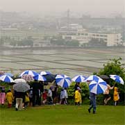 雨に煙る市街地を見下ろしながら種まき