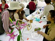 会場で開かれている押し花の体験会