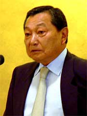 あいさつする山崎燕市国際交流協会会長