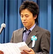 新成人代表で二十歳の誓いを述べる中村翔さん