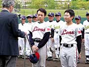 優勝して表彰される田島リトルライオンズ
